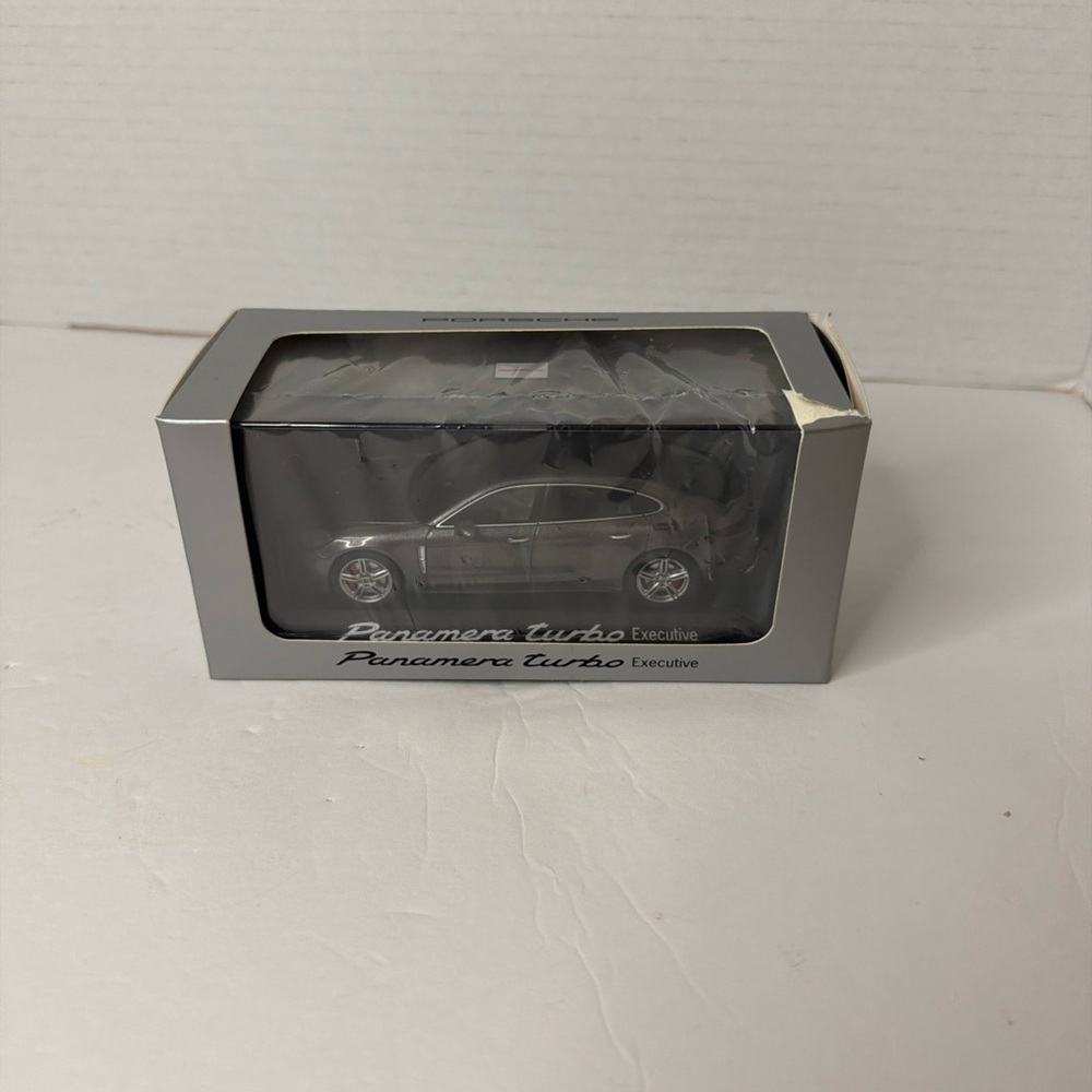 Spark Porsche driver’s selection 143 Porsche Panamera Turbo